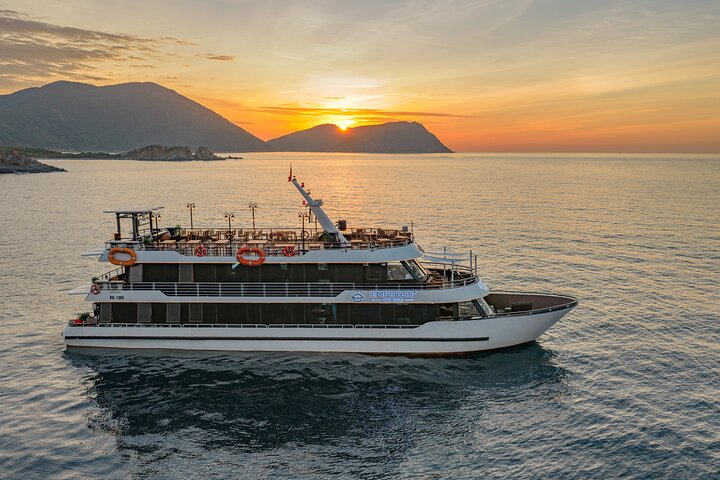 Nha Trang Sunset Cocktails and Dinner Cruise