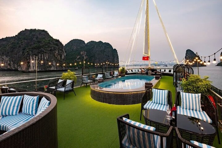 Halong Luxury Cruise Full Day Tour from Hanoi: All Inclusive