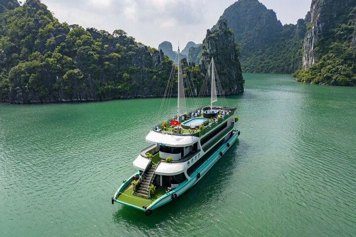 Halong Luxury Cruise Full Day Tour from Hanoi: All Inclusive