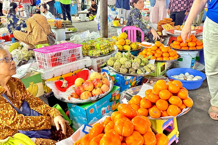 Small Group Tour to Temples, Local Markets & Iconic Monuments