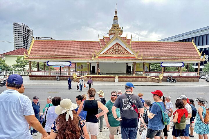 Small Group Tour to Temples, Local Markets & Iconic Monuments