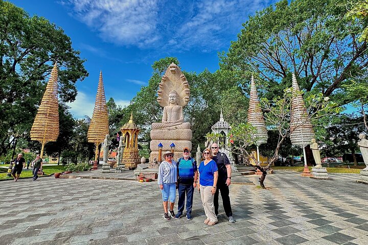 Small Group Tour to Temples, Local Markets & Iconic Monuments