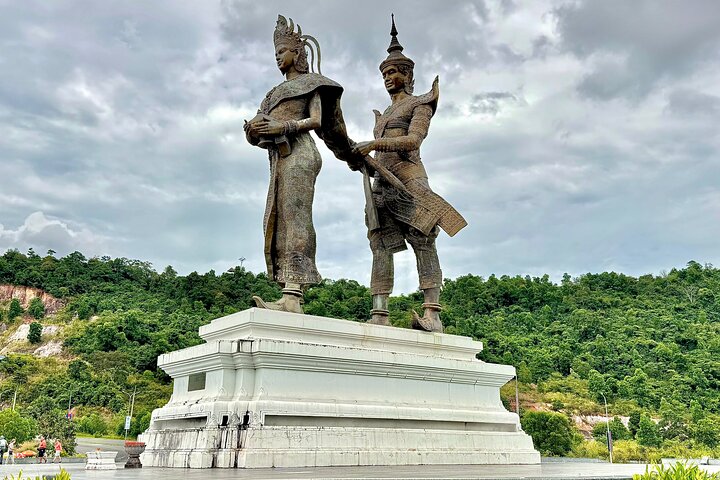 Small Group Tour to Temples, Local Markets & Iconic Monuments