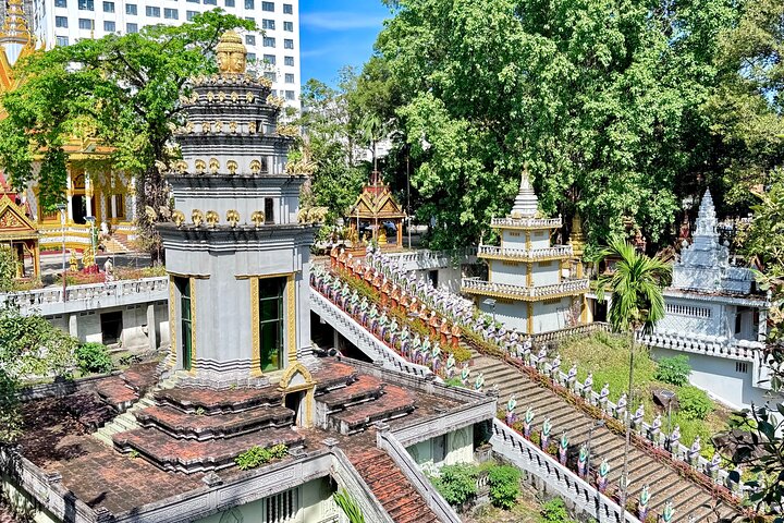 Small Group Tour to Temples, Local Markets & Iconic Monuments