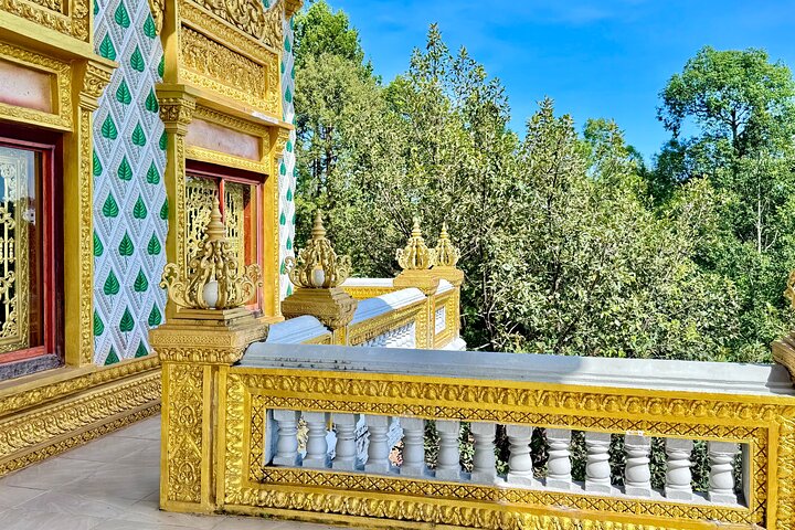 Small Group Tour to Temples, Local Markets & Iconic Monuments