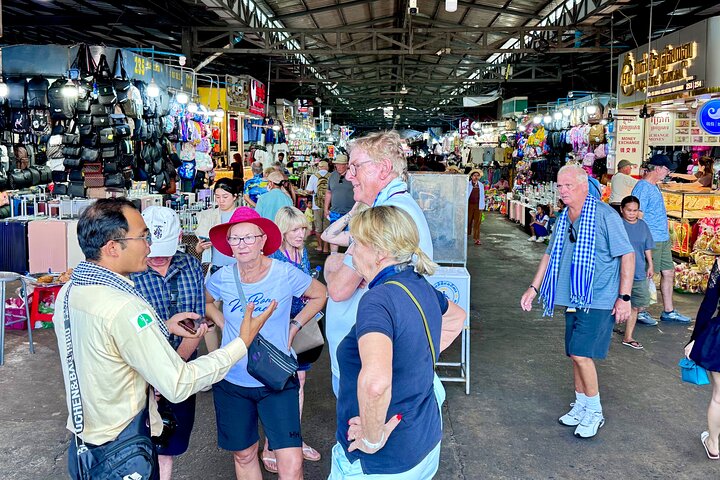 Small Group Tour to Temples, Local Markets & Iconic Monuments