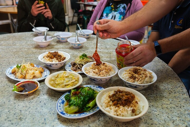 Taipei: Your First Day Food Tour with Locals & 12+ Tastings