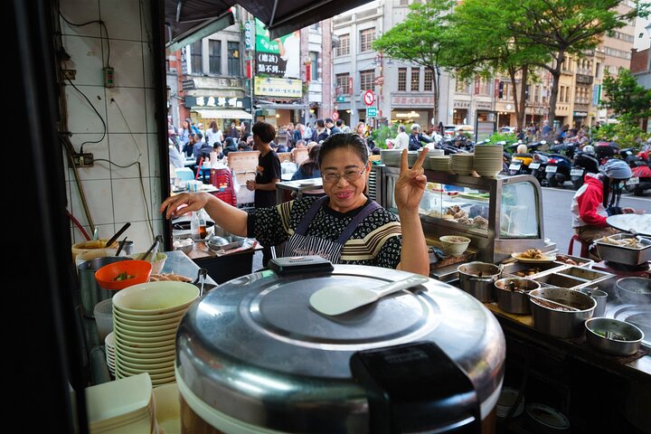 Taipei: Your First Day Food Tour with Locals & 12+ Tastings