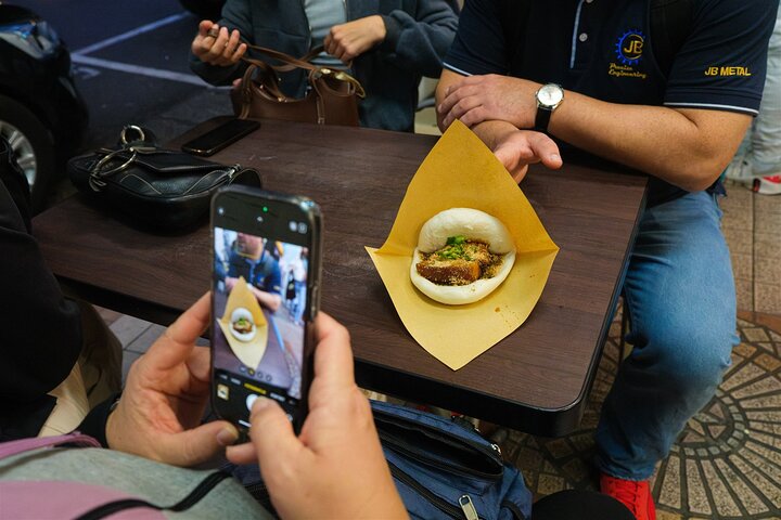 Taipei: Your First Day Food Tour with Locals & 12+ Tastings
