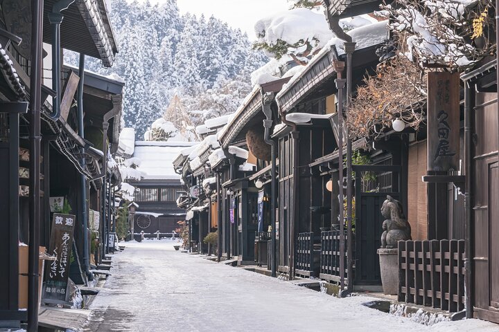 One Way Bus from Kanazawa to Takayama with a stop at Shirakawago