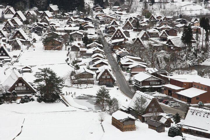 One Way Bus from Kanazawa to Takayama with a stop at Shirakawago