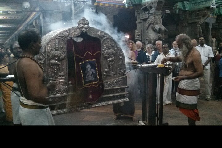 A Guided Cultural Immersion:Meenakshi Temple’s Night Ceremony