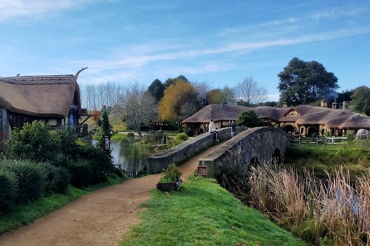 Hobbiton & Waitomo Glowworm Caves Tour with Lunch from Auckland