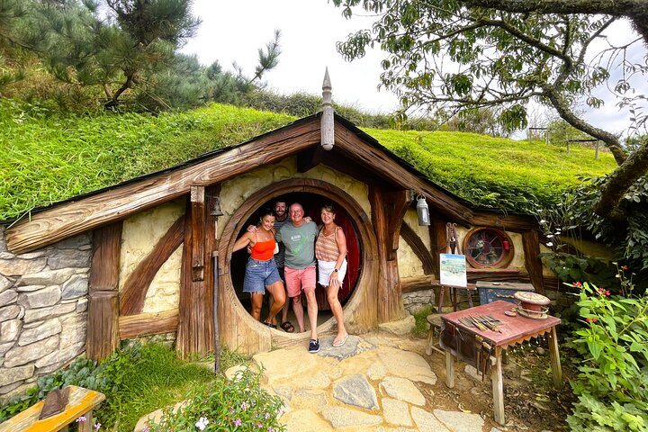 Hobbiton & Waitomo Glowworm Caves Tour with Lunch from Auckland
