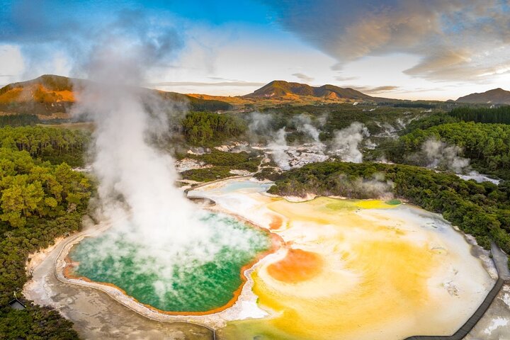 Hobbiton & Rotorua including Waiotapu Day Tour from Auckland