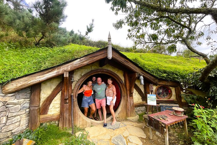 Hobbiton & Rotorua including Waiotapu Day Tour from Auckland