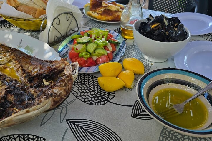 Ksamil: Mussel Sailing Tour with Food and Drink in Albania