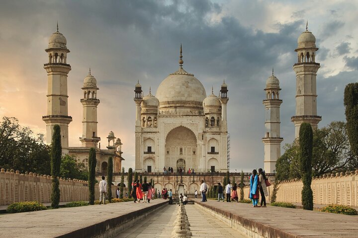 Most Popular 2-Day Guided Tour of Ajanta & Ellora Caves with Car