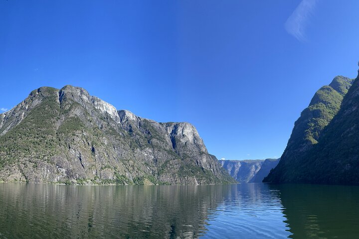 Private yacht Cruise in Flåm and Gudvangen, Nærøyfjord