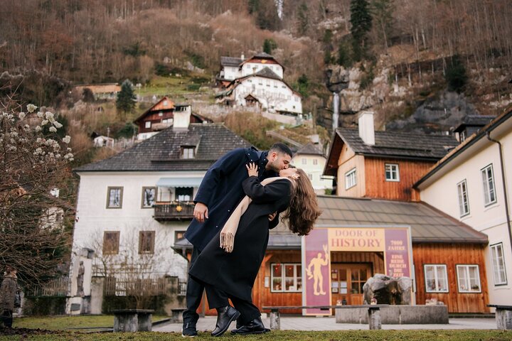 Private Vacation Photoshoot with Photographer in Hallstatt