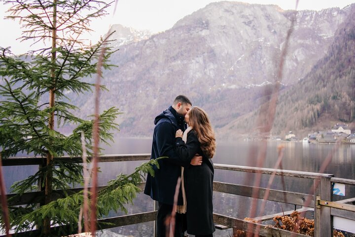 Private Vacation Photoshoot with Photographer in Hallstatt