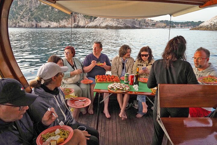 8 Hours Cinque Terre with Lunch on Boat in Spezia