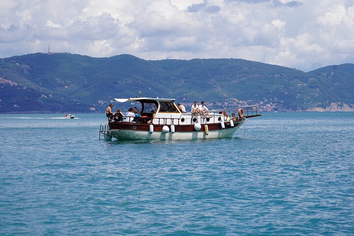 8 Hours Cinque Terre with Lunch on Boat in Spezia