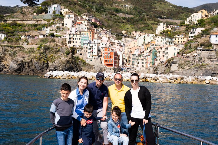 8 Hours Cinque Terre with Lunch on Boat in Spezia