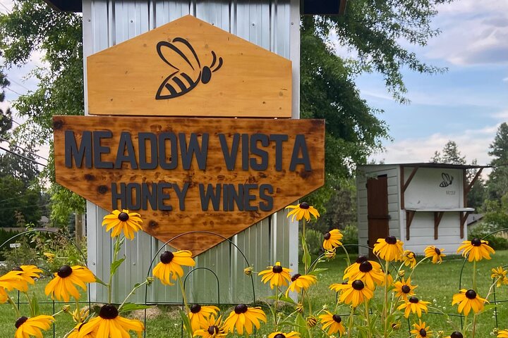Okanagan Bee Tour and Lunch at Winery in Kelowna