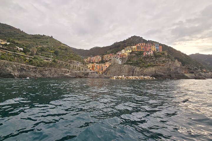 8 Hours Cinque Terre with Lunch on Boat in Spezia