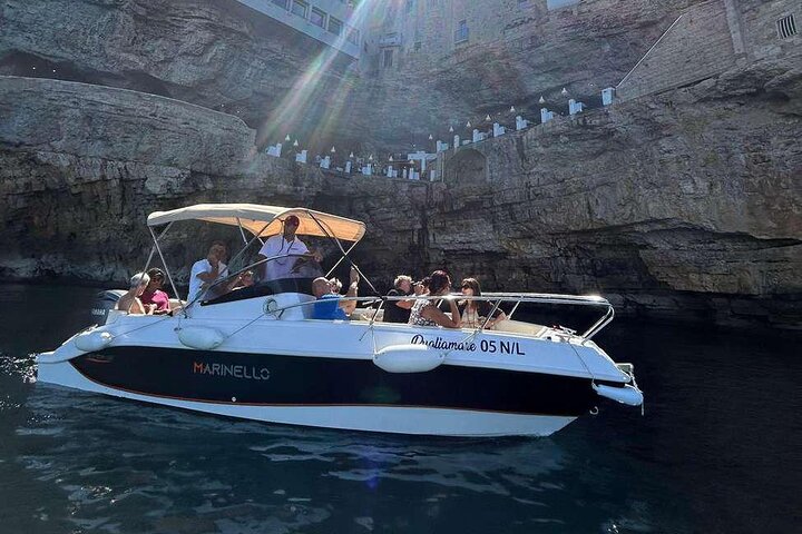 Boat tour of the Polignano a Mare caves with aperitif