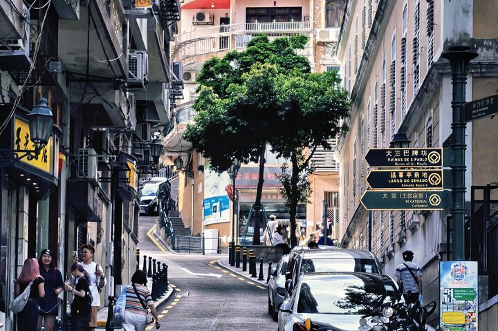 Classic Macau Day Tour: Ferry Pier Pickup & Lunch Included