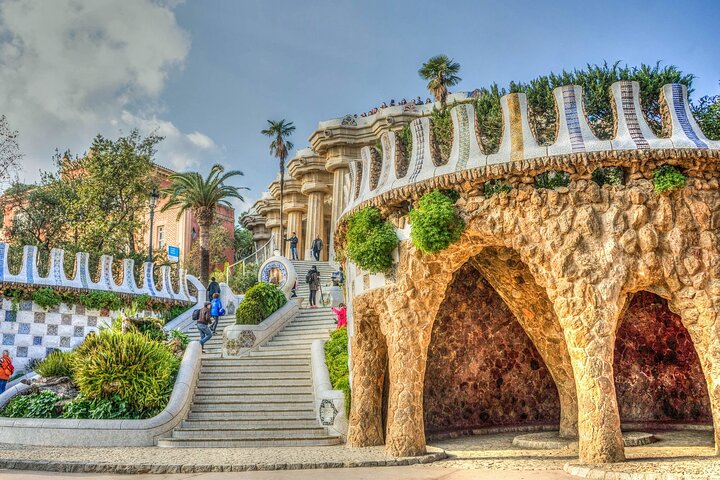Barcelona in 1 Day: Sagrada Familia, Park Guell,Old Town & Pickup