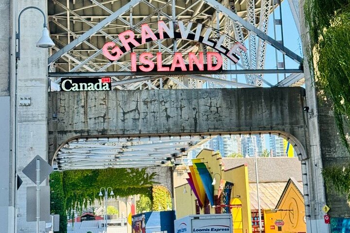 Vancouver Hop On Hop Off Trolley Tour w/ 20 Stops & Live Guide
