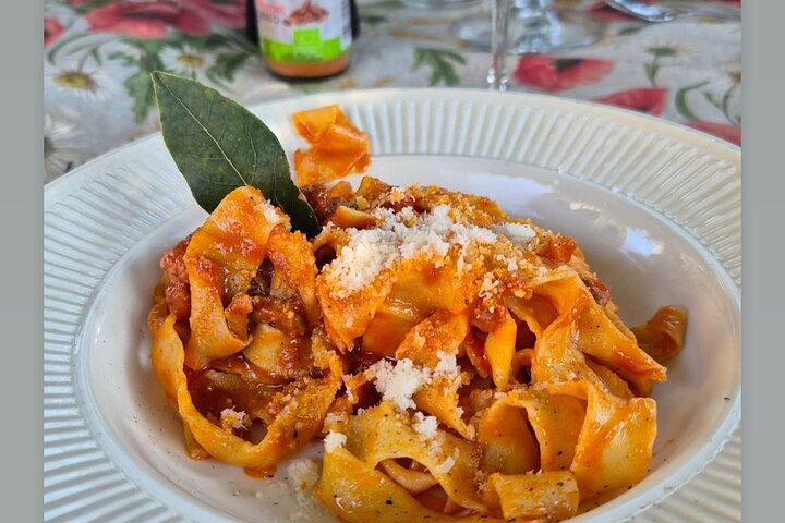 Organic cooking class with a sommelier in an Olive and wine farm