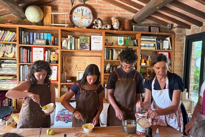 Organic cooking class with a sommelier in an Olive and wine farm