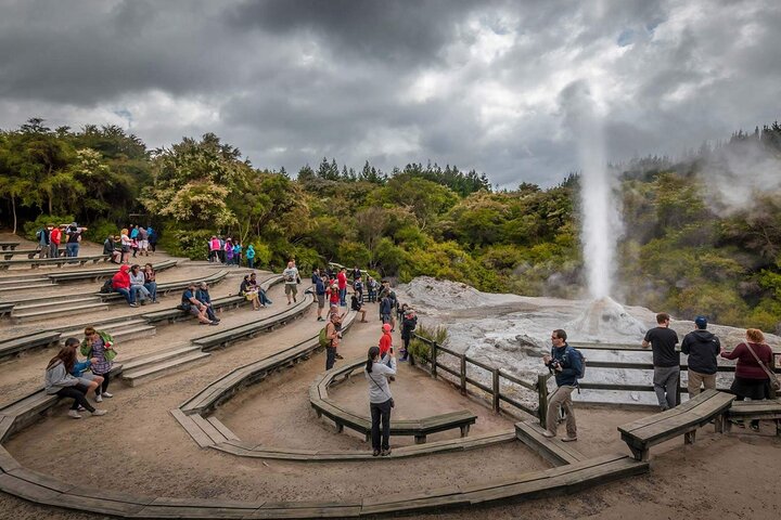 Rotorua based Small Group Morning Tour Waimangu and Wai O Tapu
