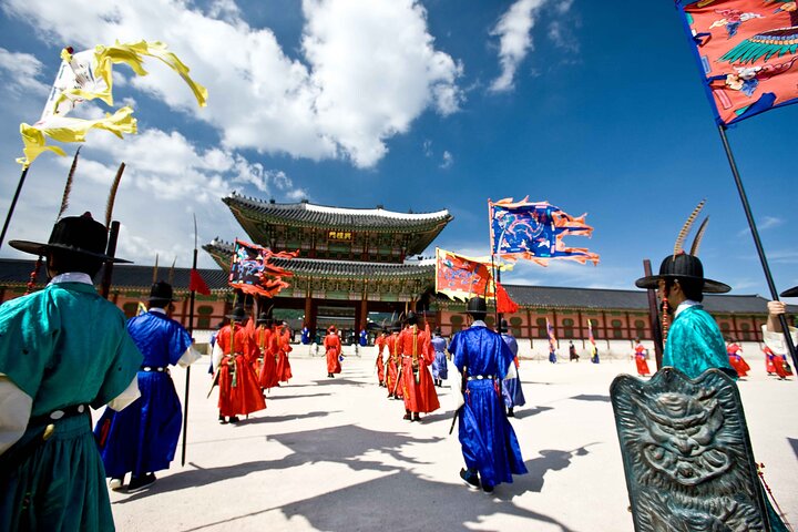 Seoul: Gyeongbok Palace, Hanok Village, and Gwangjang Tour