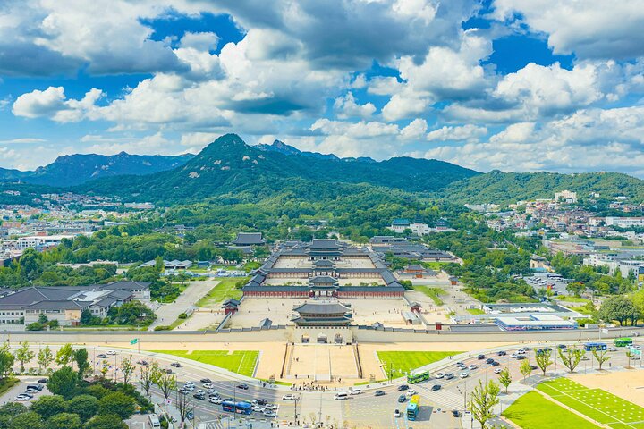 Seoul: Gyeongbok Palace, Hanok Village, and Gwangjang Tour