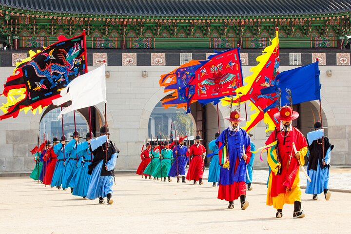 Seoul: Gyeongbok Palace, Hanok Village, and Gwangjang Tour