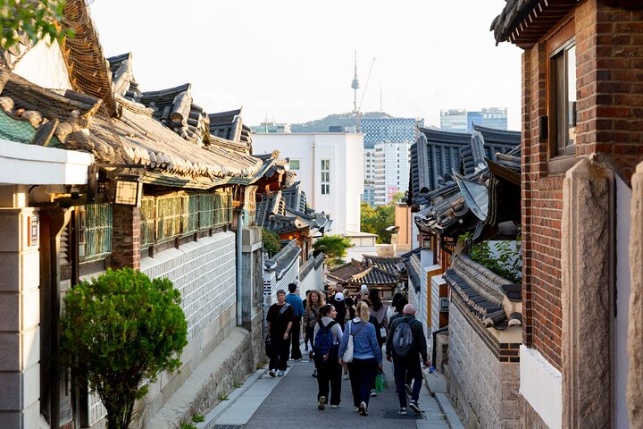 Seoul: Gyeongbok Palace, Hanok Village, and Gwangjang Tour