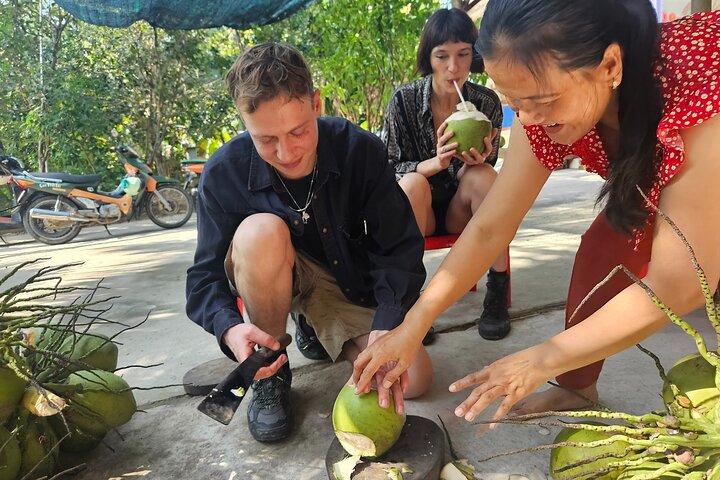 Ben Tre: Scooter, Culture, Sailboat and Mekong Food (Half Day)