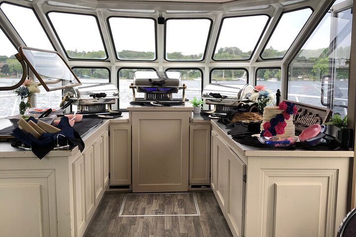 Sunday Dinner Show Cruise on Lake Minnetonka