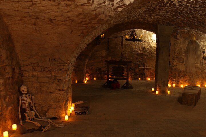 Prague Old Town, Medieval Underground and Dungeon Historical Tour