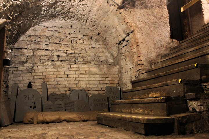 Prague Old Town, Medieval Underground and Dungeon Historical Tour
