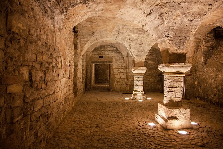 Prague Old Town, Medieval Underground and Dungeon Historical Tour