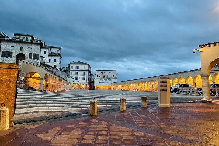 Assisi: Three Saints, St Carlo, Francis & Clare Walking Tour