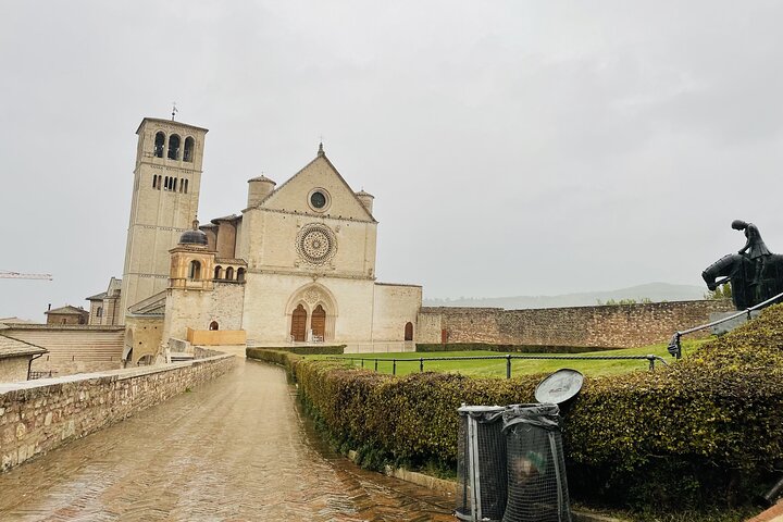 Assisi: Three Saints, St Carlo, Francis & Clare Walking Tour