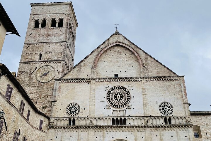 Assisi: Three Saints, St Carlo, Francis & Clare Walking Tour