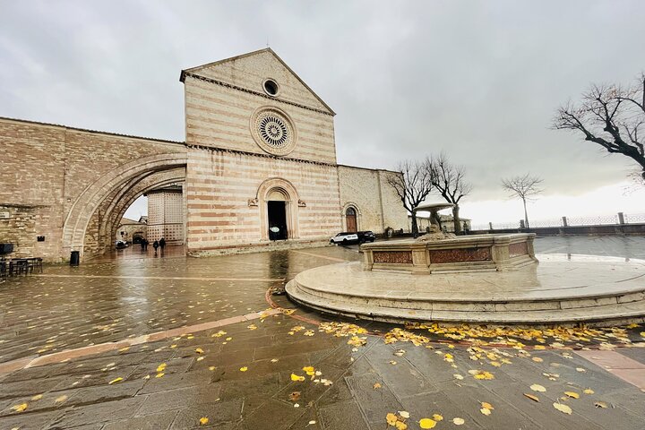 Assisi: Three Saints, St Carlo, Francis & Clare Walking Tour